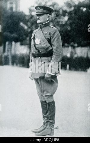 Die Bildunterschrift von 1922 lautet: „American Commander in Chief in Field Foto von General John J Pershing, kurz nachdem er mit Stern und Band der Ehrenlegion von Frankreich dekoriert worden war, der höchsten Auszeichnung, die jemals einem amerikanischen Soldaten verliehen wurde. General Pershing, zusammen mit General Peyton C March und General Tasker H Bliss, wurde nach dem Eintritt Amerikas in den Weltkrieg zu einem vollen Generalamt erhoben, eine Ehre, die zuvor nur Washington, Grant, Sherman und Sheridan innehatten. Stockfoto