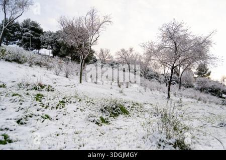 Schnee bedeckt eine Stadt im Winter, da eisige Temperaturen das tägliche Leben und den Transport in Europa beeinträchtigen. Stockfoto