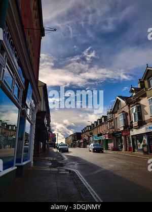 Typische Britische High Street Unter Dramatischem Himmel Stockfoto