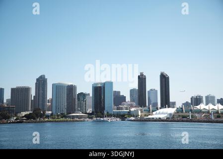 Ein atemberaubender Blick auf die Bucht von San Diego und die Innenstadt von San Diego, von Coronado aus erfasst. Die Skyline der Stadt spiegelt sich wunderschön über dem Wasser. Stockfoto