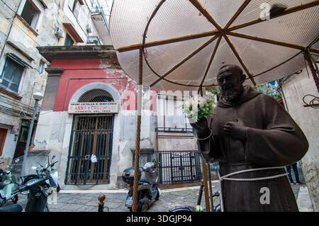 Eine Bronzestatue von Padre Pio am Hang der Via Francesco Saverio Correra, bekannt als Cavone. Neapel Stockfoto