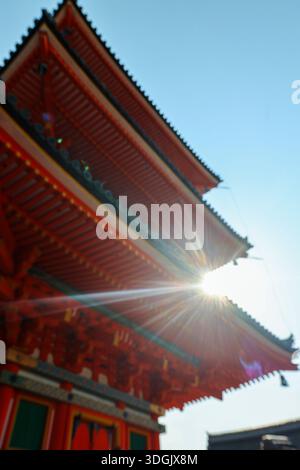 Sonnenschein Über Dem Traditionellen Japanischen Pagode Dach Stockfoto
