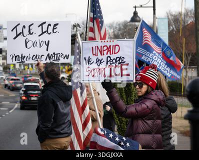 Woodstock, Georgia, USA. Januar 2026. Anhänger von Präsident Trump und ICE-Missionen versammeln sich auf einer Straße in der Innenstadt in einem stark republikanischen Gebiet. (Kreditbild: © Robin Rayne/ZUMA Press Wire) NUR REDAKTIONELLE VERWENDUNG! Nicht für kommerzielle ZWECKE! Stockfoto