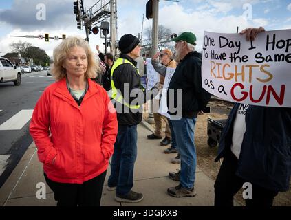 Woodstock, Georgia, USA. Januar 2026. Eine nicht identifizierte Pro-ICE-Unterstützerin zeigt ihre Irritation, indem sie sich von Anti-EIS-Demonstranten in einem stark republikanischen County entfernt, während ein Freiwilliger versucht, eine Debatte mit ihr zu deeskalieren. Ich wollte nur ein Gespräch mit ihnen. Ich wollte wissen, was sie denken", sagte sie später. (Kreditbild: © Robin Rayne/ZUMA Press Wire) NUR REDAKTIONELLE VERWENDUNG! Nicht für kommerzielle ZWECKE! Stockfoto