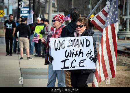 Woodstock, Georgia, USA. Januar 2026. Anhänger von Präsident Trump und ICE-Operationen versammeln sich auf einer Straße in der Innenstadt in einem stark republikanischen Gebiet. (Kreditbild: © Robin Rayne/ZUMA Press Wire) NUR REDAKTIONELLE VERWENDUNG! Nicht für kommerzielle ZWECKE! Stockfoto