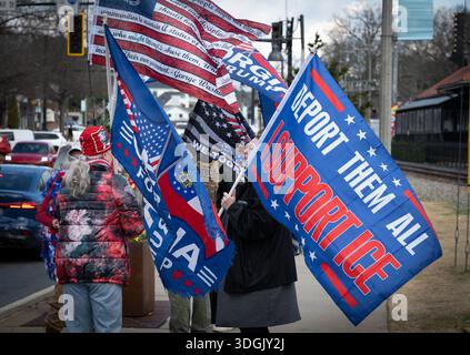 Woodstock, Georgia, USA. Januar 2026. Anhänger von Präsident Trump und ICE-Operationen versammeln sich auf einer Straße in der Innenstadt in einem stark republikanischen Gebiet. (Kreditbild: © Robin Rayne/ZUMA Press Wire) NUR REDAKTIONELLE VERWENDUNG! Nicht für kommerzielle ZWECKE! Stockfoto