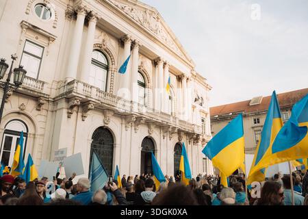 Portugal, Lissabon, Februar 2025 - Massenproteste auf den Straßen von Lissabon. Ein friedlicher Protest gegen den Krieg in der Ukraine. Unterstützung für Ukrainer und Stand Stockfoto