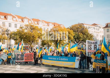 Portugal, Lissabon, Februar 2025 - Plakate gegen den Krieg und mit Dank für die Unterstützung. Menschenmassen protestieren auf den Straßen von Lissabon. Ein friedlicher Protest aga Stockfoto