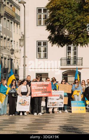 Portugal, Lissabon, Februar 2025 - Plakate gegen den Krieg und mit Dank für die Unterstützung. Menschenmassen protestieren auf den Straßen von Lissabon. Ein friedlicher Protest aga Stockfoto