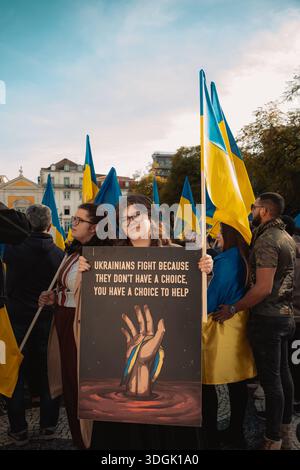 Portugal, Lissabon, Februar 2025 - Plakate gegen den Krieg und mit Dank für die Unterstützung. Menschenmassen protestieren auf den Straßen von Lissabon. Ein friedlicher Protest aga Stockfoto
