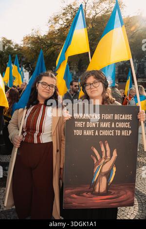Portugal, Lissabon, Februar 2025 - Plakate gegen den Krieg und mit Dank für die Unterstützung. Menschenmassen protestieren auf den Straßen von Lissabon. Ein friedlicher Protest aga Stockfoto
