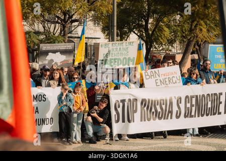 Portugal, Lissabon, Februar 2025 - Plakate gegen den Krieg und mit Dank für die Unterstützung. Menschenmassen protestieren auf den Straßen von Lissabon. Ein friedlicher Protest aga Stockfoto
