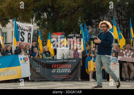 Portugal, Lissabon, Februar 2025 - Plakate gegen den Krieg und mit Dank für die Unterstützung. Menschenmassen protestieren auf den Straßen von Lissabon. Ein friedlicher Protest aga Stockfoto