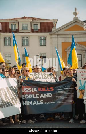Portugal, Lissabon, Februar 2025 - Plakate gegen den Krieg und mit Dank für die Unterstützung. Menschenmassen protestieren auf den Straßen von Lissabon. Ein friedlicher Protest aga Stockfoto