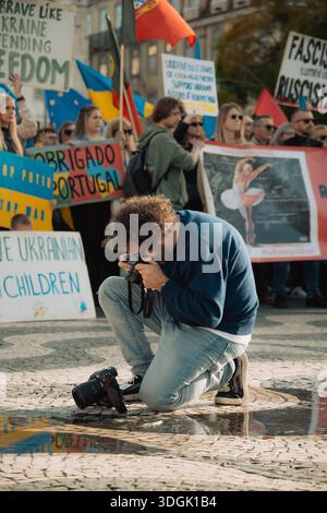 Portugal, Lissabon, Februar 2025 - Plakate gegen den Krieg und mit Dank für die Unterstützung. Menschenmassen protestieren auf den Straßen von Lissabon. Ein friedlicher Protest aga Stockfoto