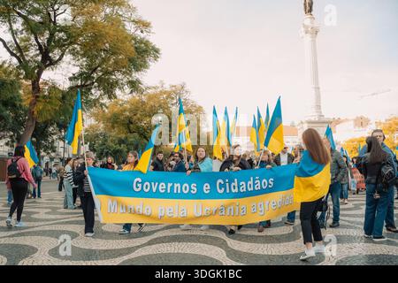 Portugal, Lissabon, Februar 2025 - Plakate gegen den Krieg und mit Dank für die Unterstützung. Menschenmassen protestieren auf den Straßen von Lissabon. Ein friedlicher Protest aga Stockfoto