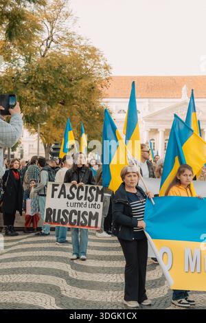 Portugal, Lissabon, Februar 2025 - Plakate gegen den Krieg und mit Dank für die Unterstützung. Menschenmassen protestieren auf den Straßen von Lissabon. Ein friedlicher Protest aga Stockfoto