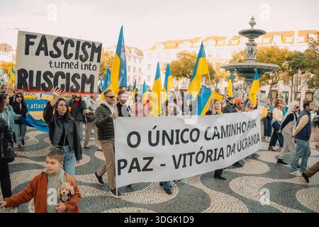 Portugal, Lissabon, Februar 2025 - Plakate gegen den Krieg und mit Dank für die Unterstützung. Menschenmassen protestieren auf den Straßen von Lissabon. Ein friedlicher Protest aga Stockfoto