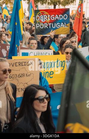 Portugal, Lissabon, Februar 2025 - Plakate gegen den Krieg und mit Dank für die Unterstützung. Menschenmassen protestieren auf den Straßen von Lissabon. Ein friedlicher Protest aga Stockfoto