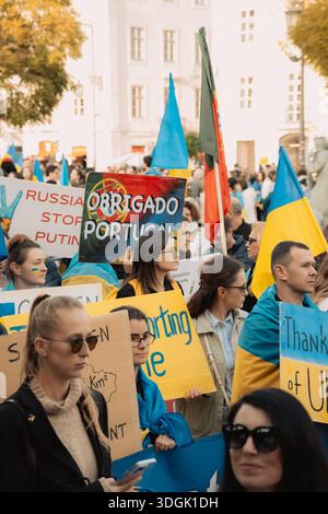 Portugal, Lissabon, Februar 2025 - Plakate gegen den Krieg und mit Dank für die Unterstützung. Menschenmassen protestieren auf den Straßen von Lissabon. Ein friedlicher Protest aga Stockfoto