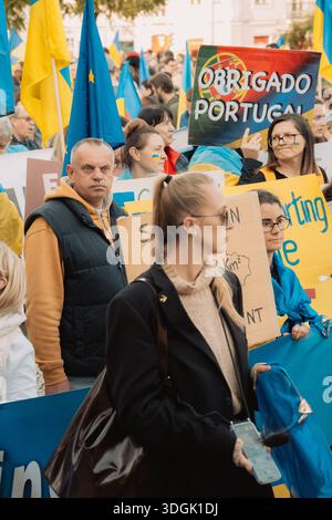 Portugal, Lissabon, Februar 2025 - Plakate gegen den Krieg und mit Dank für die Unterstützung. Menschenmassen protestieren auf den Straßen von Lissabon. Ein friedlicher Protest aga Stockfoto