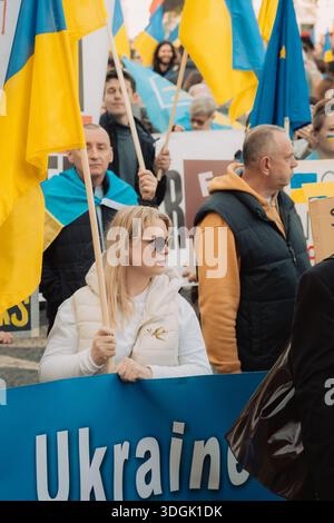 Portugal, Lissabon, Februar 2025 - Plakate gegen den Krieg und mit Dank für die Unterstützung. Menschenmassen protestieren auf den Straßen von Lissabon. Ein friedlicher Protest aga Stockfoto