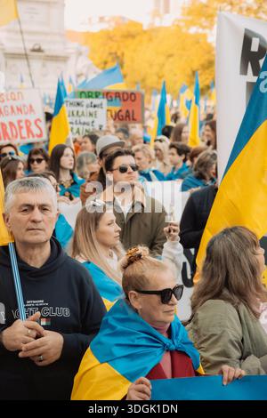 Portugal, Lissabon, Februar 2025 - Plakate gegen den Krieg und mit Dank für die Unterstützung. Menschenmassen protestieren auf den Straßen von Lissabon. Ein friedlicher Protest aga Stockfoto