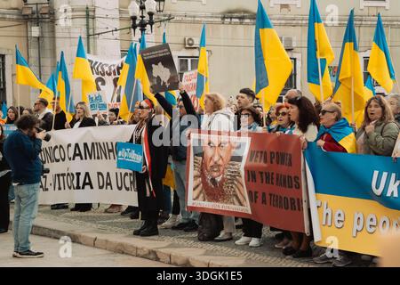 Portugal, Lissabon, Februar 2025 - Plakate gegen den Krieg und mit Dank für die Unterstützung. Menschenmassen protestieren auf den Straßen von Lissabon. Ein friedlicher Protest aga Stockfoto