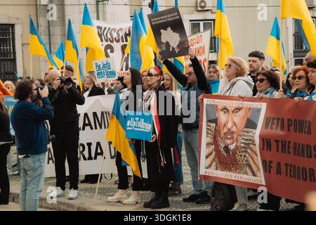 Portugal, Lissabon, Februar 2025 - Plakate gegen den Krieg und mit Dank für die Unterstützung. Menschenmassen protestieren auf den Straßen von Lissabon. Ein friedlicher Protest aga Stockfoto