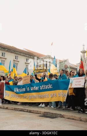 Portugal, Lissabon, Februar 2025 - Plakate gegen den Krieg und mit Dank für die Unterstützung. Menschenmassen protestieren auf den Straßen von Lissabon. Ein friedlicher Protest aga Stockfoto
