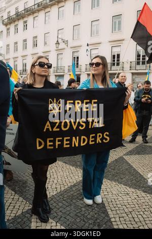 Portugal, Lissabon, Februar 2025 - Plakate gegen den Krieg und mit Dank für die Unterstützung. Menschenmassen protestieren auf den Straßen von Lissabon. Ein friedlicher Protest aga Stockfoto