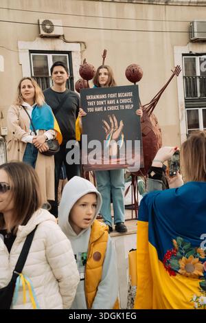 Portugal, Lissabon, Februar 2025 - Plakate gegen den Krieg und mit Dank für die Unterstützung. Menschenmassen protestieren auf den Straßen von Lissabon. Ein friedlicher Protest aga Stockfoto