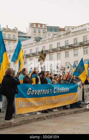 Portugal, Lissabon, Februar 2025 - Plakate gegen den Krieg und mit Dank für die Unterstützung. Menschenmassen protestieren auf den Straßen von Lissabon. Ein friedlicher Protest aga Stockfoto