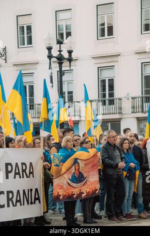 Portugal, Lissabon, Februar 2025 - Plakate gegen den Krieg und mit Dank für die Unterstützung. Menschenmassen protestieren auf den Straßen von Lissabon. Ein friedlicher Protest aga Stockfoto