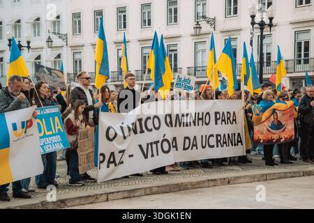 Portugal, Lissabon, Februar 2025 - Plakate gegen den Krieg und mit Dank für die Unterstützung. Menschenmassen protestieren auf den Straßen von Lissabon. Ein friedlicher Protest aga Stockfoto