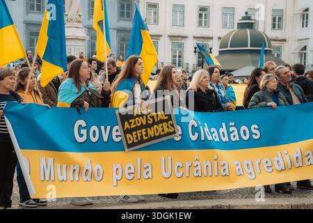 Portugal, Lissabon, Februar 2025 - Plakate gegen den Krieg und mit Dank für die Unterstützung. Menschenmassen protestieren auf den Straßen von Lissabon. Ein friedlicher Protest aga Stockfoto