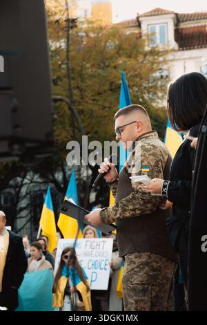 Portugal, Lissabon, Februar 2025 - Massenproteste auf den Straßen von Lissabon. Appell der Behörden und des Militärs an das Volk. Ein friedlicher Protest ag Stockfoto