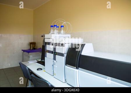 Modernes Hochleistungs-Flüssigkeitschromatographie-Massenspektrometrie-System steht auf dem Tisch im Analyselabor bereit für komplexe chemische Untersuchungen Stockfoto