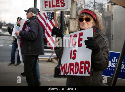 Woodstock, Georgia, USA. Januar 2026. Ein Anti-EIS-Demonstrant steht in der Nähe einer Kreuzung in einer stark republikanischen Stadt während einer wöchentlichen Versammlung von Anti-MAGA-Wählern. (Kreditbild: © Robin Rayne/ZUMA Press Wire) NUR REDAKTIONELLE VERWENDUNG! Nicht für kommerzielle ZWECKE! Stockfoto