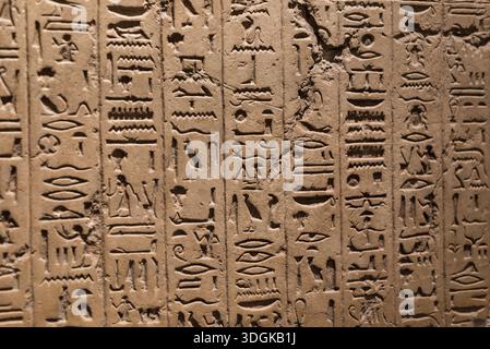 Kalksteinstela, die Isis gewidmet ist, altägyptische Hieroglyphen im Ashmolean Museum, Oxford, Großbritannien Stockfoto