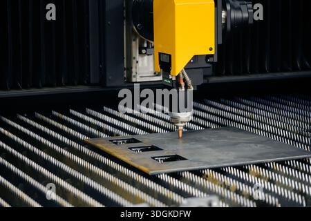 Faserlaserschneidemaschinenkopf mit Düse präzise schneiden Konturen in Blechplatten für die hochpräzise Teilefertigung Stockfoto