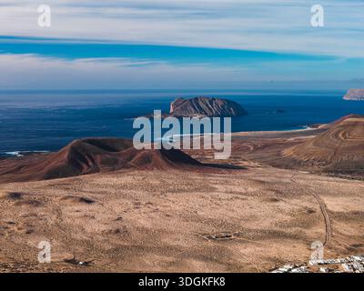 Aus der Vogelperspektive auf Lanzarote Vulkane und La Graciosa von Mirador del Rio Stockfoto
