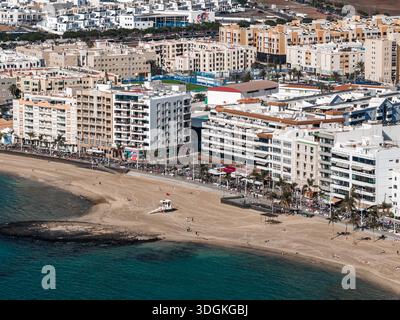 Blick aus der Vogelperspektive auf den Strand von Arrecife und Playa del Reducto, Lanzarote Stockfoto