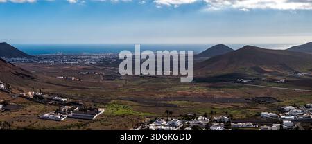 Panoramablick auf Lanzarote, La Geria und die Küste von Arrecife Stockfoto