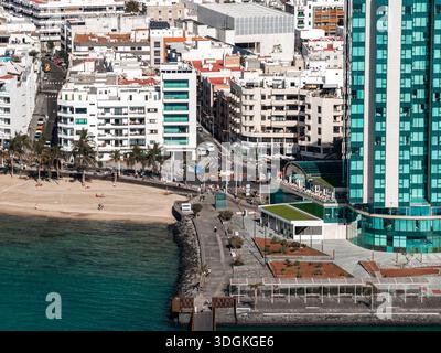 Blick aus der Vogelperspektive auf die Uferpromenade von Arrecife, Playa del Reducto und den Bootssteg Stockfoto