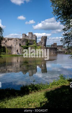 Caerphilly Castle mit Schiefem Turm in Caerphilly South Wales Großbritannien Stockfoto
