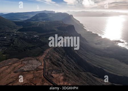 Luftaufnahme der Klippen von Famara und der Atlantikküste auf Lanzarote in der Abenddämmerung Stockfoto