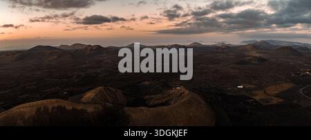 Panorama der Dämmerung von Lanzarote Badlands und Timanfaya La Geria Stockfoto