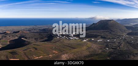 Luftpanorama von Lanzarote Dorf, Timanfaya und La Geria Gürtel Stockfoto