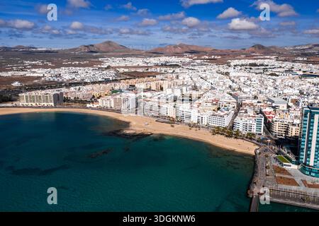 Aus der Vogelperspektive auf Arrecife, Lanzarote, Playa del Reducto und das Meer Stockfoto
